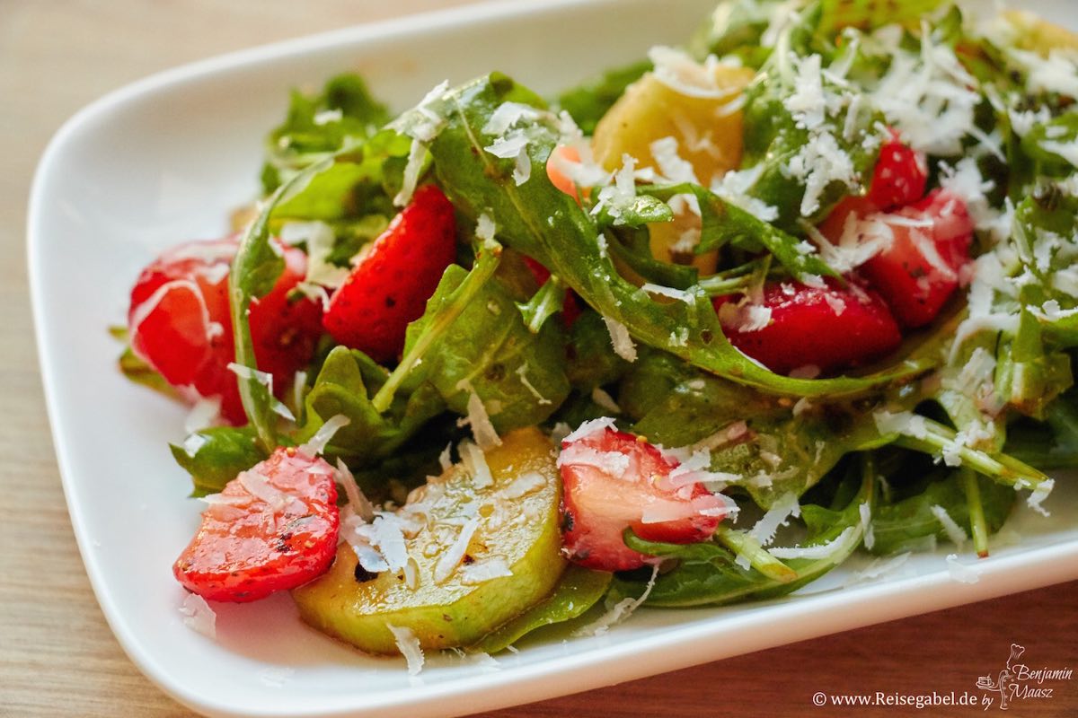 Rucolasalat mit Gurke und Erdbeeren